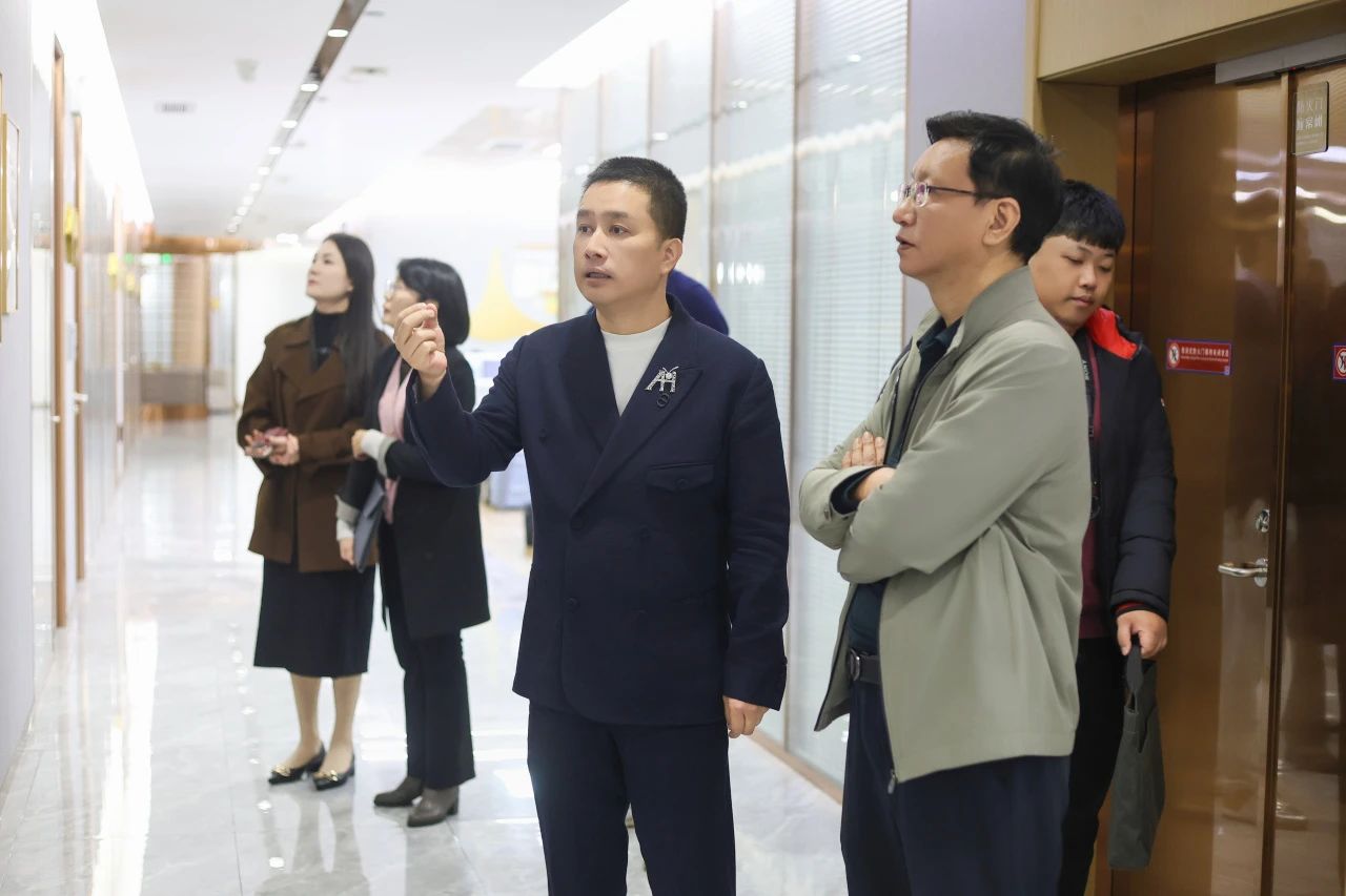热烈欢迎盐田区政协领导一行莅临中旭医院及集团参观交流!
