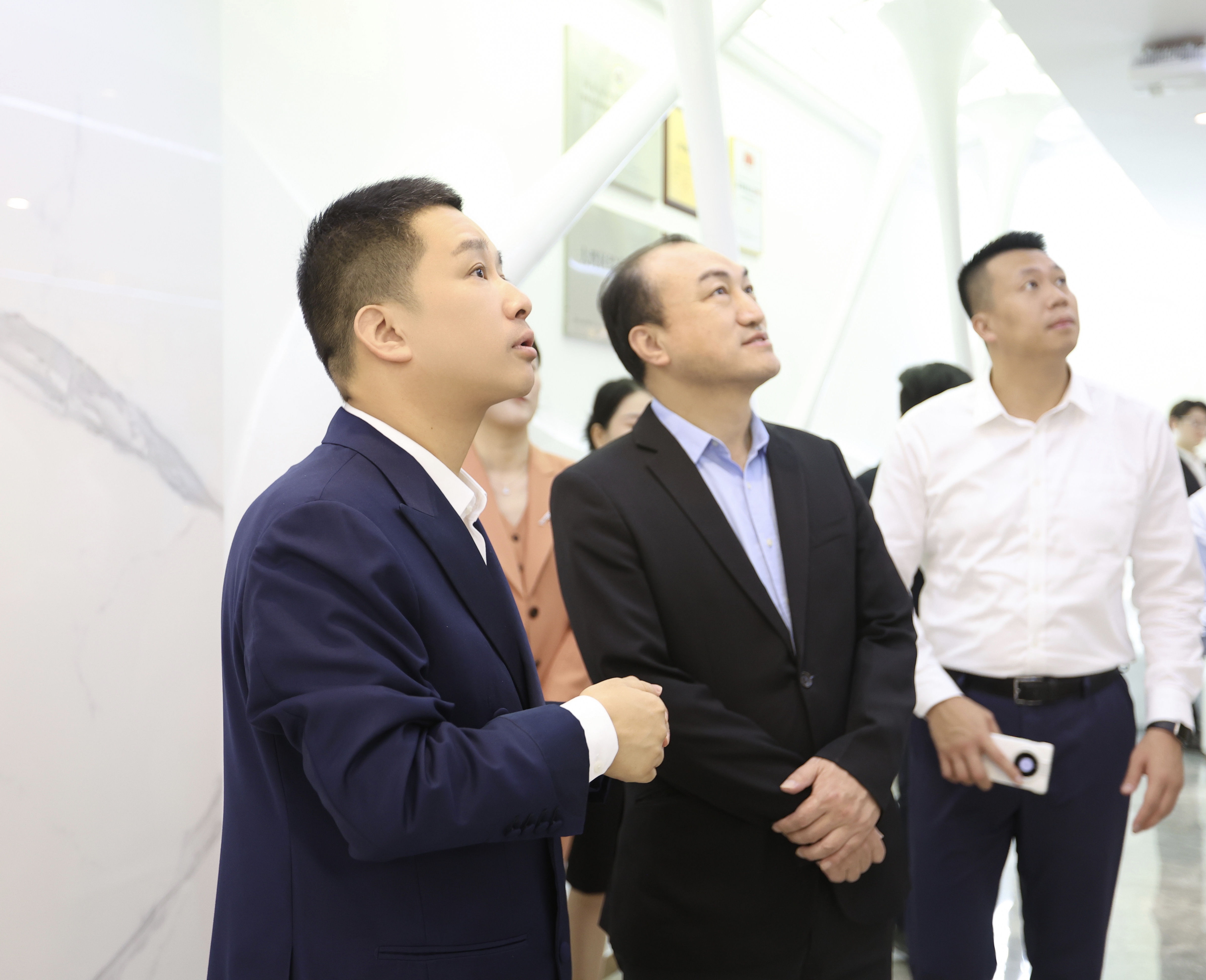 热烈欢迎横琴粤澳深度合作区经济发展局领导一行莅临深圳中旭医学集团参观交流!